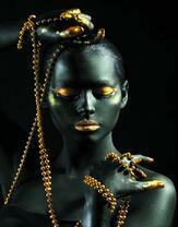 Без бренда «Девушка в черно-золотом макияже» в Новокузнецке